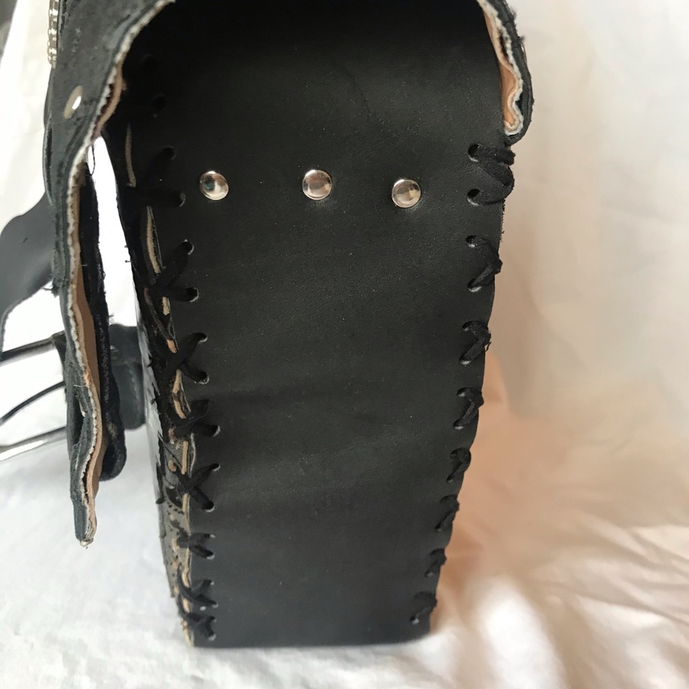 Motorcycle cowboy boot leather swing arm bag - Picture 7 of 8